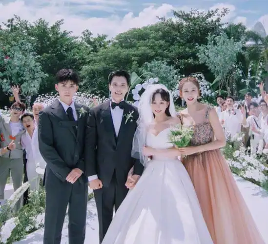 金恩圣张睿合唱好欢快,新娘台下拍照笑靥如花