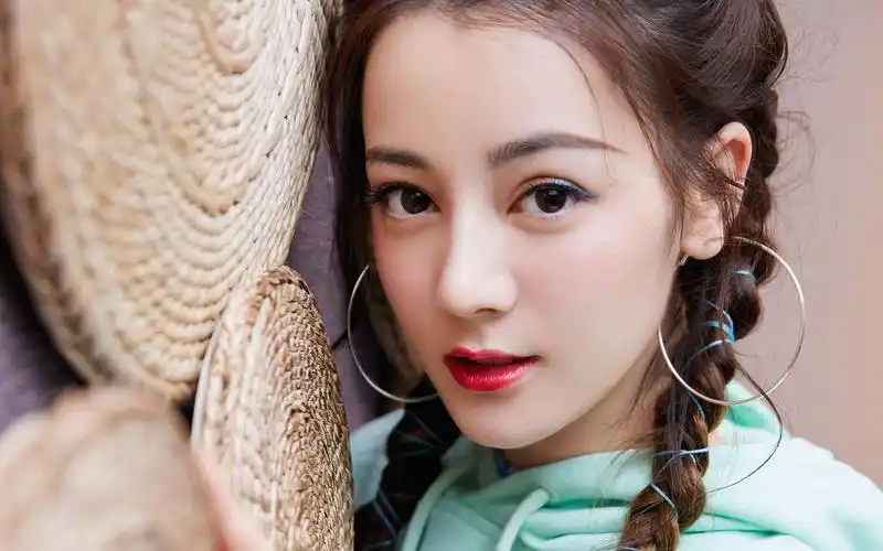 迪丽热巴俏皮甜美写真壁纸