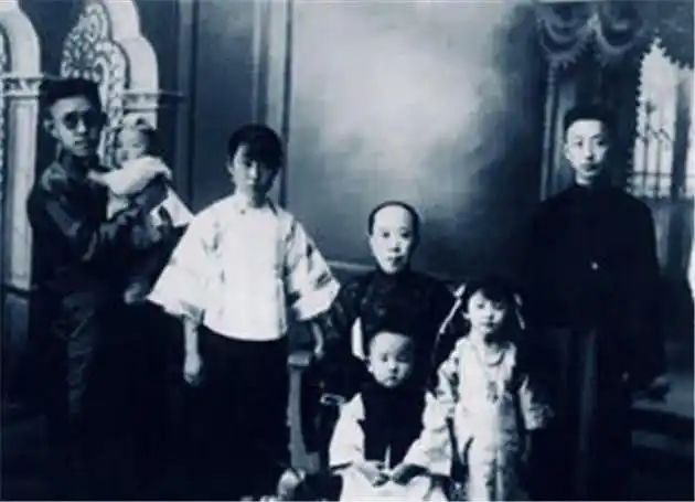 袁世凯"妻妾"照片:正妻气场强大,8个女儿统一穿着"皇女服"