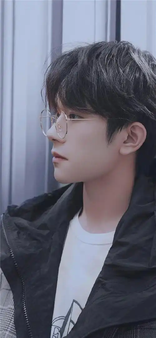 易烊千玺文艺眼镜帅气街拍写真手机壁纸图片