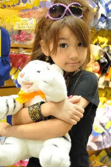 12岁女生秀成熟自拍 盘点中外逆天早熟妹子_手机网易网