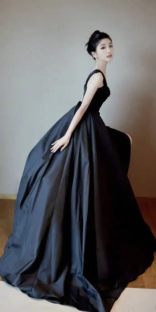 毛晓彤吊带开叉黑天鹅公主裙写真 676767_皮肤_造型_身材