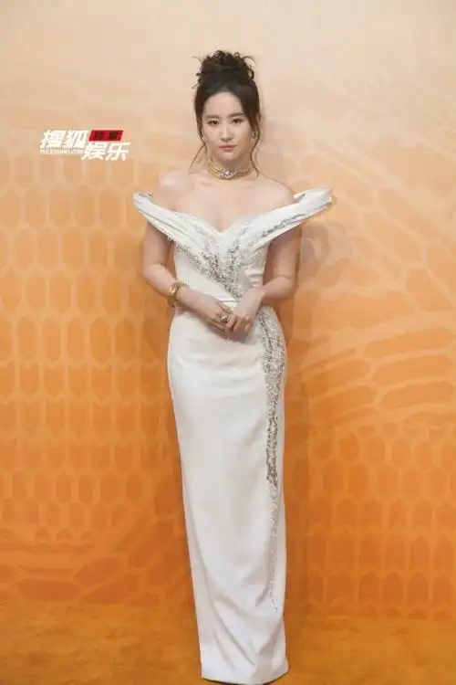 刘亦菲出席bvlgari宝格丽serpenti艺术展活动,品牌全球代言人身着