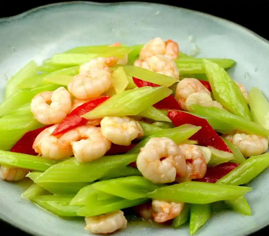 减肥别吃减肥药,西芹虾仁一起炒,补充能量还不胖,想瘦学起来!
