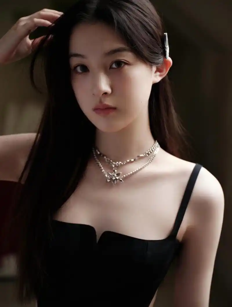 顾语涵黑裙亮相!