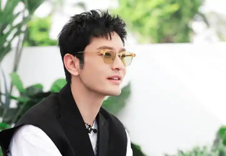 黄晓明线下录节目,户外换衣服超接地气,生图颜值吊打圈内小鲜肉_明星