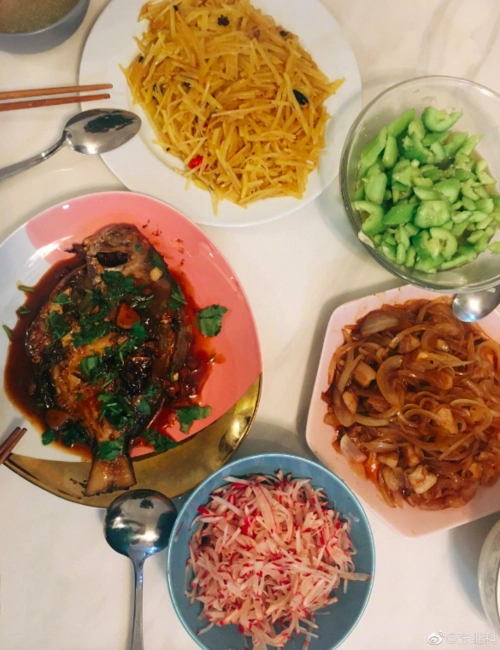 张继科秀厨艺晒美食,真馋人,网友:能拿金牌做菜又好,流口水了