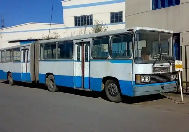 京华牌铰接客车车长:17米发动机:柴油机制造地:中国北京该车型主要