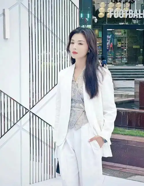 刘涛广州活动状态#刘涛的白色别致剪裁西装现身广州出席线下欢