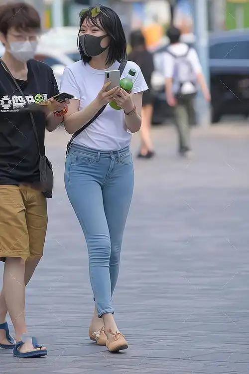 穿紧身牛仔裤显胖不说还很难看太时尚