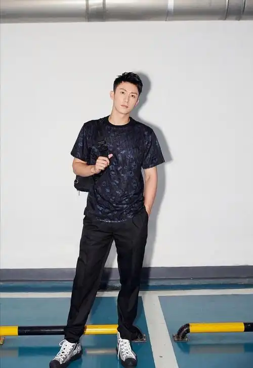 黄景瑜帅气造型,色彩运用很大胆,这样穿青春活力感十足