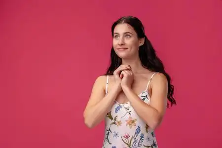 祈祷图片一个美丽女人双手合十祈祷的特写图片照片