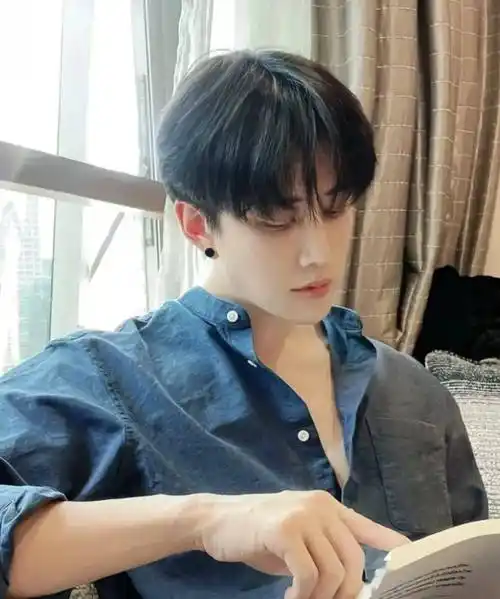 刘昊然野性中分短碎发