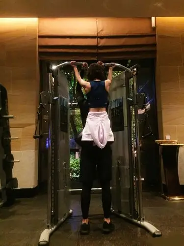 赵丽颖双人健身照秀背肌