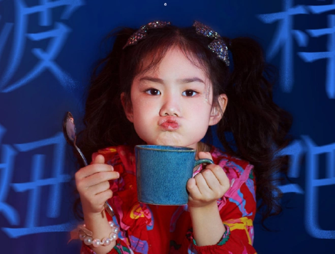 都说女儿的颜值像爸爸看到5岁lucky的近照时我终于信了