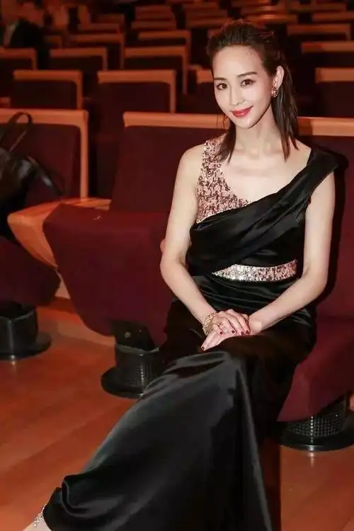 张钧甯早年出席活动,身穿黑色吊带礼服,满满的都是成熟女人气息