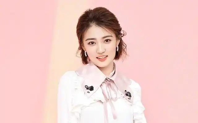 靳东罢演赔偿违约金,事件主角是徐璐,网友"对事不对人"