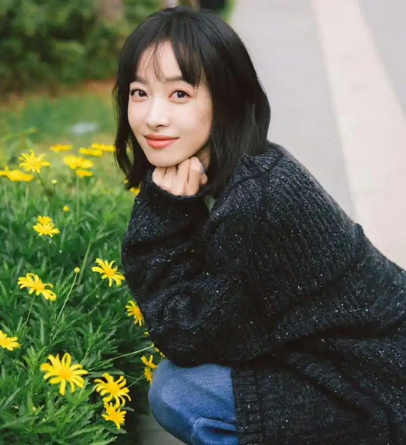 宋茜录制《桃花坞》肉眼可见的开心,在拍摄的地方各种凹造型,尽显活泼