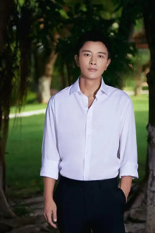 贾乃亮户外林间写真释出 衬衫西裤穿搭显帅气_凤凰网