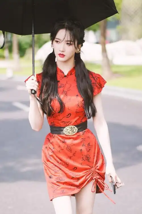 刘些宁为秀腿真拼穿短旗袍下摆还打个结漫画腿真抢镜