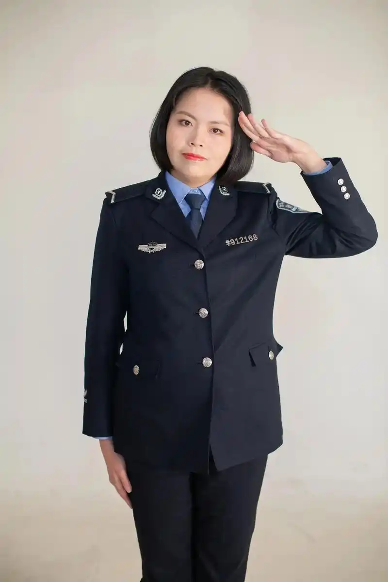 藏蓝青春 #短发女孩 #写真 不知不觉已经变成了故事中的大 - 抖音