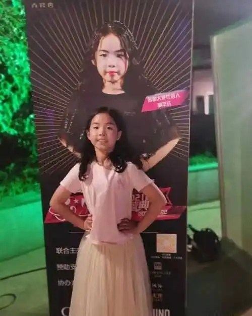 黄奕8岁女儿走秀,黄芊玲表情高冷气质优越,自信又大方_妈妈_生活_爸爸