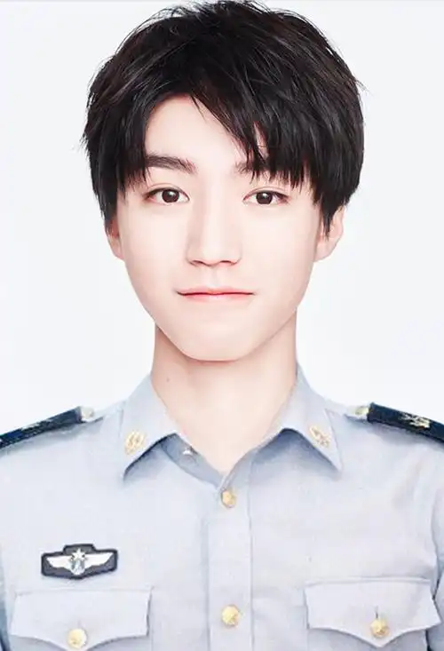 [tfboys][分享]171009 王俊凯军装照四连击!兵哥哥的制服诱惑