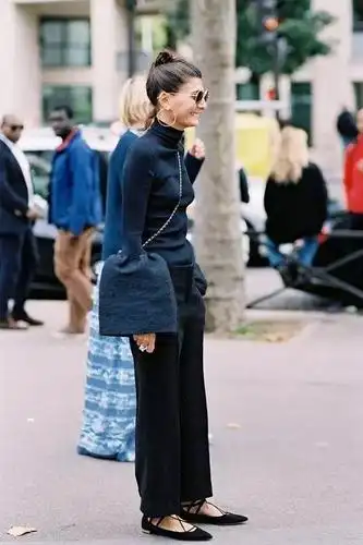 浅灰色搭配深蓝色可以弱化沉郁感,无论是谁都能穿出不同的味道