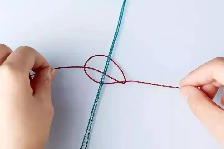 如果玩友用的是没有弹性的绳子穿手串的话,适合打平结,它可活动,能够