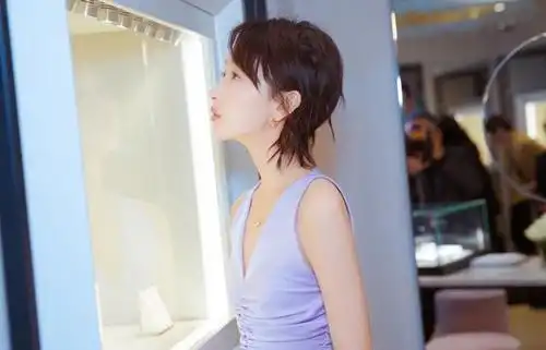 周冬雨性感代言平胸妹也这么美吗