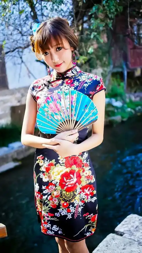 美女穿旗袍游丽江古城玲珑s身段让人着迷