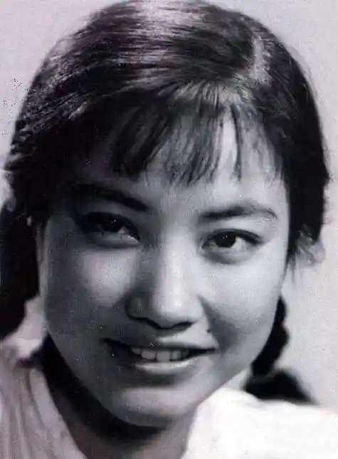 祝希娟祝希娟是上海戏剧学院实验话剧团的演员,也是这22大影星中年龄