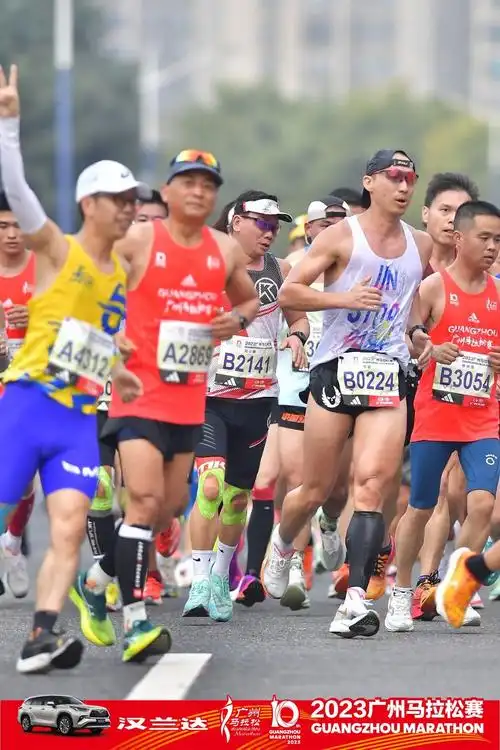 马拉松 #比赛现场 #完美收官 第一次参加广马,就是太热了 - 抖音