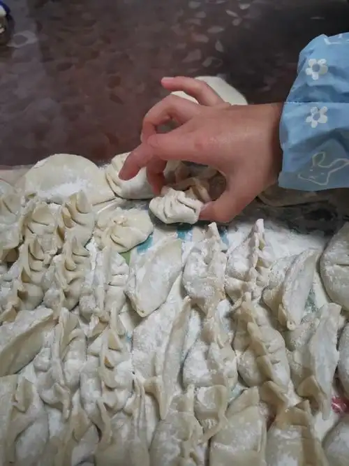 家中的年味——记包饺子