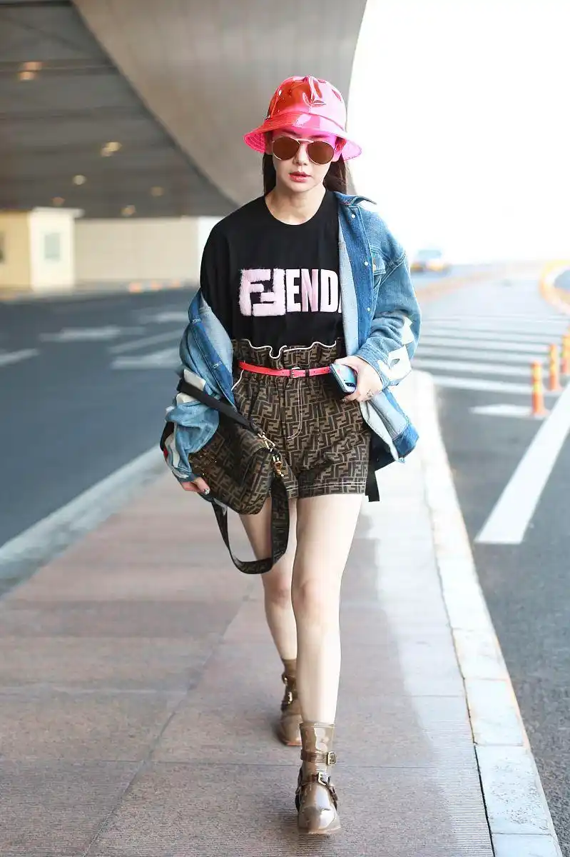 戚薇街拍:半穿牛仔夹克内搭fendi植绒t恤 baguette老花包前卫摩登