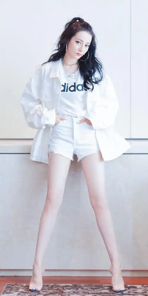 迪丽热巴美腿玉足大赏,这条件妥妥的内娱前三哦