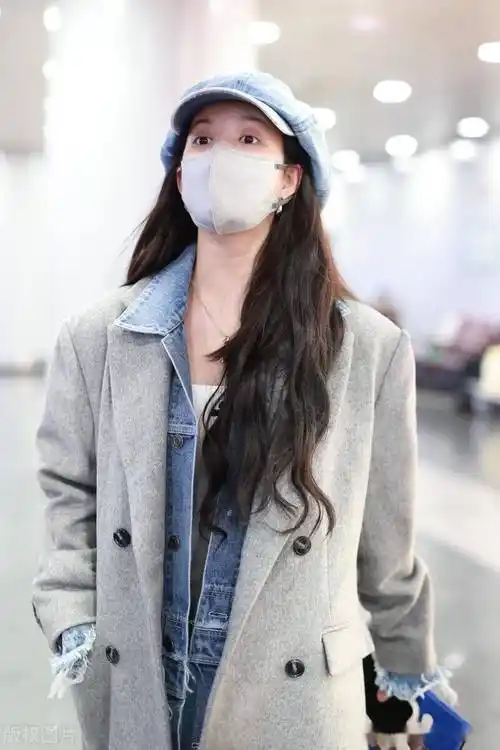 街拍:刘些宁灰色长大衣 长款牛仔衬衫 牛仔报童帽时髦复古_北京_机场