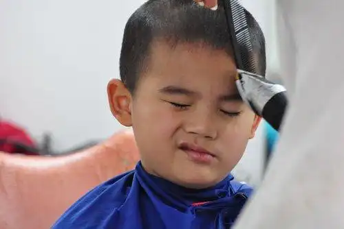 小男孩推剪帅气头发教程 帅爆男童圈短头发剃法 - 发型设计 - 辣妈营