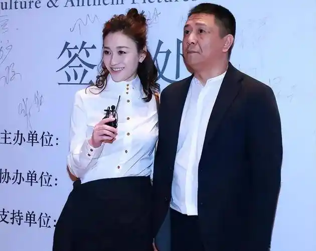 长相油腻但背景强大,难怪一直藏着_徐佳宁_风格_时尚