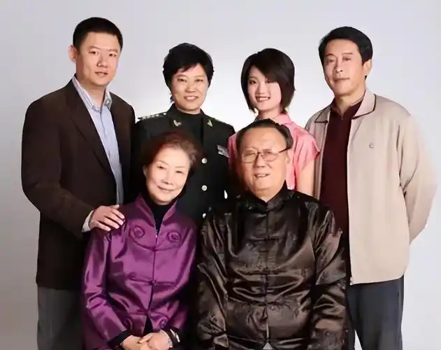 一对孝顺的儿子儿媳,一个优秀出色的女儿是吕中一辈子的骄傲.