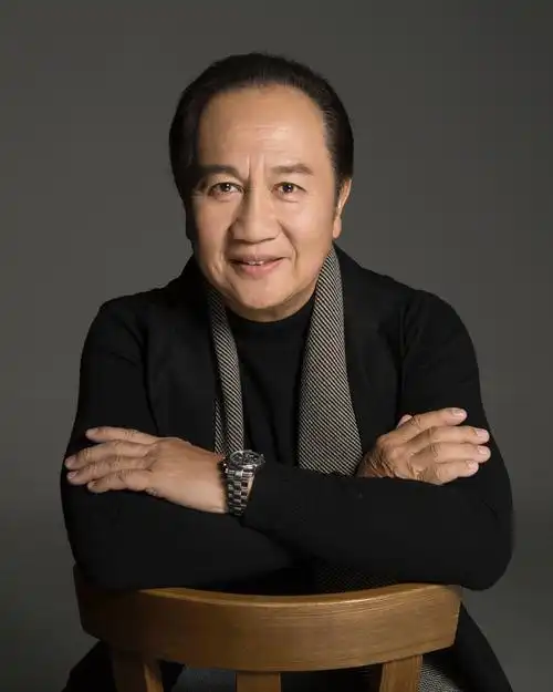 p>郭锋(kwok fung,曾被误称为郭峰),原名郭民富,1951年10月27日生于