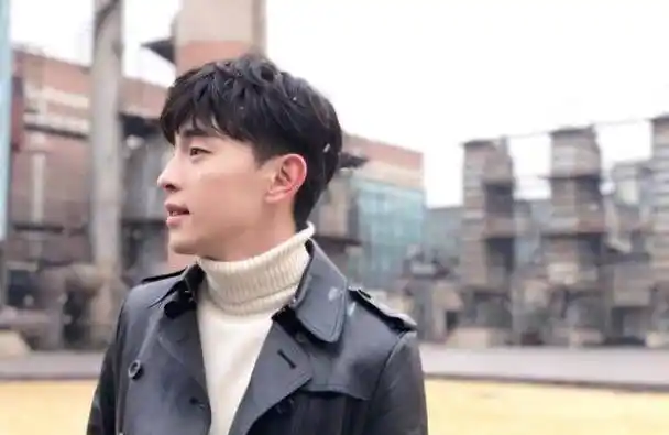 虽然最后被小骨劈叉攻破谣言,但估计邓伦和赵丽颖的可能性也不大