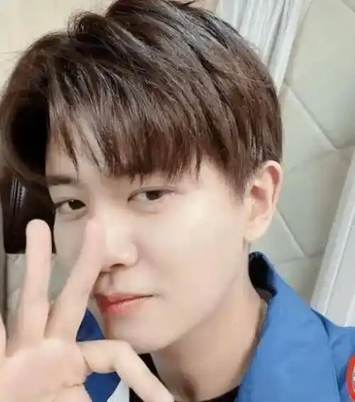 任嘉伦"私人手机"突然亮起,发现后立马按灭屏幕,还好我截屏速度快