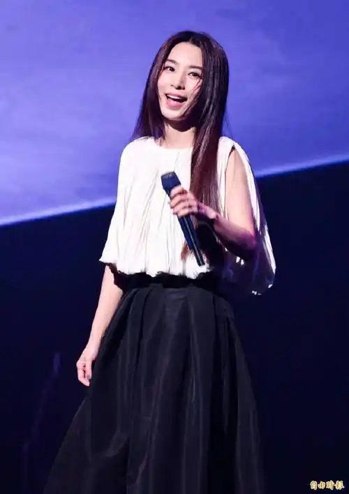 陪田馥甄爬完一山又一山