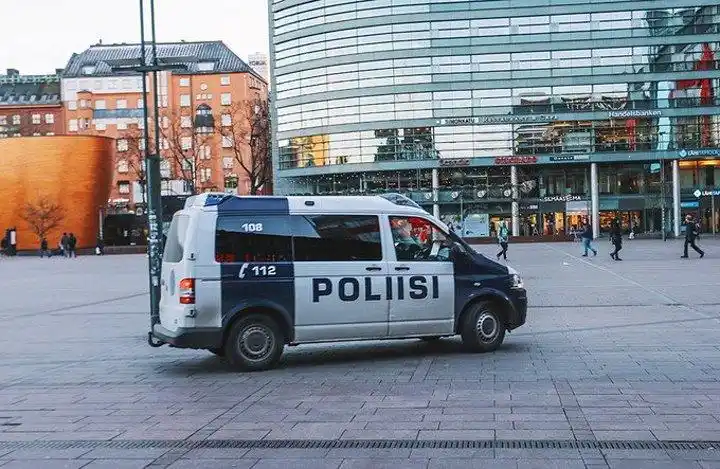 看到广场上的小警车,原来芬兰语的警察是这样拼的