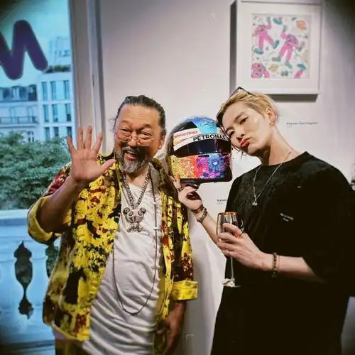 王嘉尔巴黎好友合影