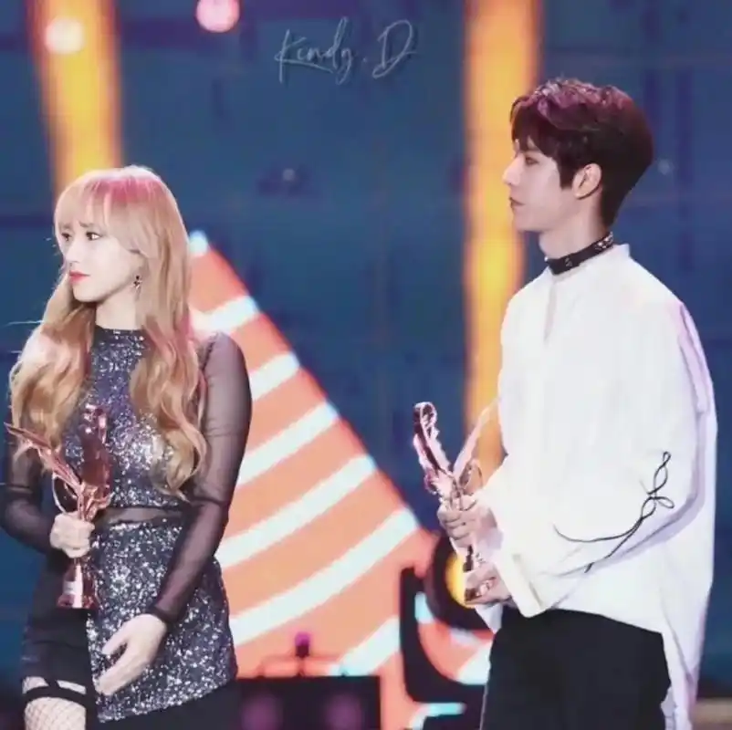 相比恋人 友情更胜一筹#铜墙铁壁 #程潇 #王一博 #合照 - 抖音