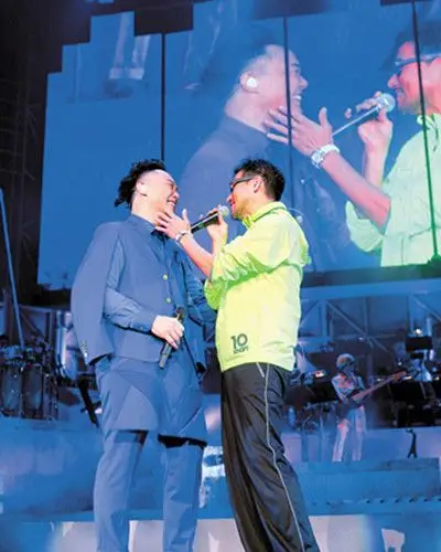 图张学友和陈奕迅同台合唱引注目两代歌王大比拼谁更胜一筹