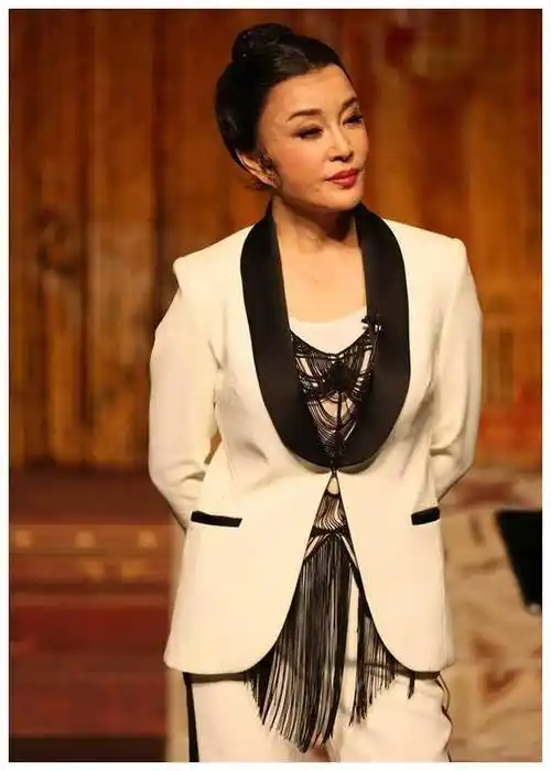 原创刘晓庆还是老了穿西装化浓妆挡不住老态生图下满脸皱纹很真实