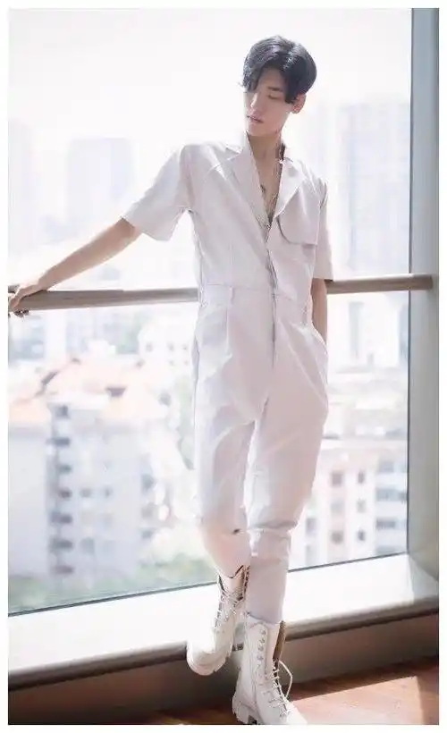 王子异穿马丁靴故意不绑鞋带,没想到能显高5cm,我服了!